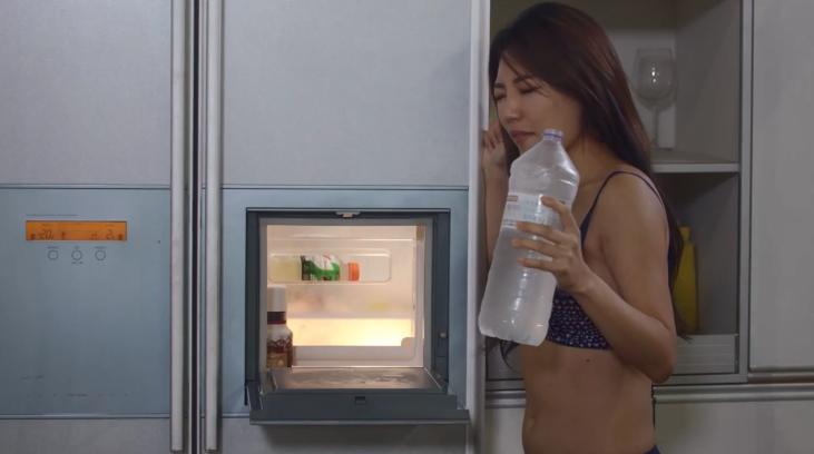 1 mí ghét hành clip sex Đòi ngủ chung với bố, nữa đêm tuột quần lót của mẹ